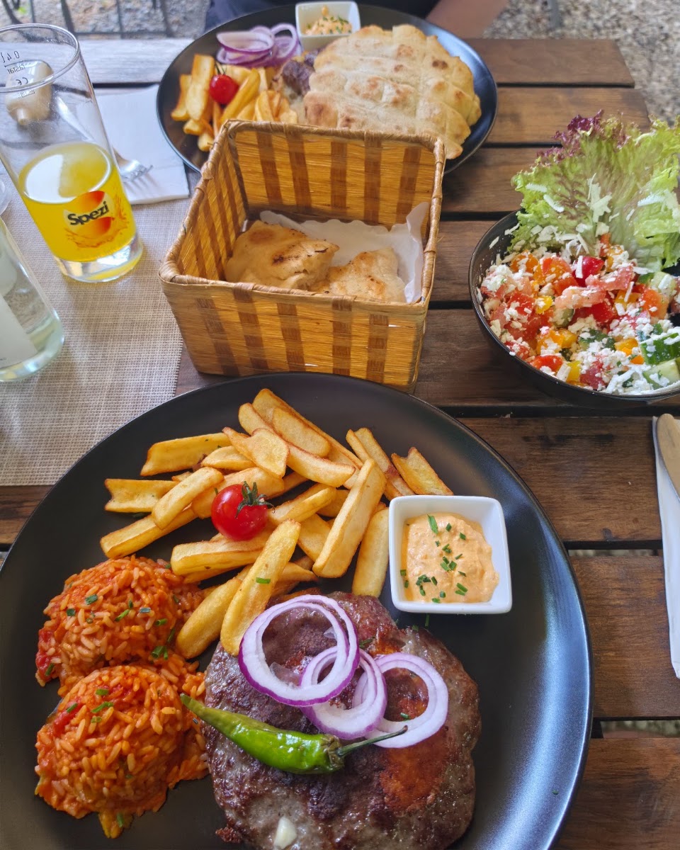 Gäste auf der Terrasse des Restaurant Balkanika